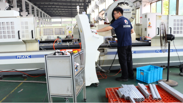 鋁型材框架如何重塑新能源汽車的安全與性能？